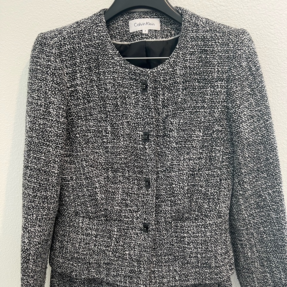 Gorgeous static gray suit by calvin Klein size 4